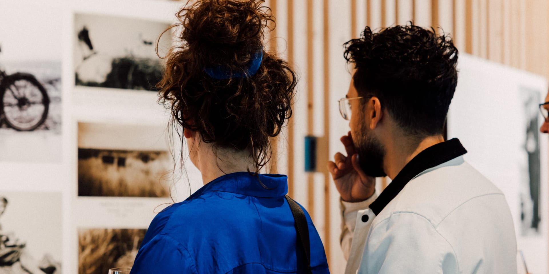 A man and woman at the Hasselblad exhibition at World of Volvo in Gothenburg.