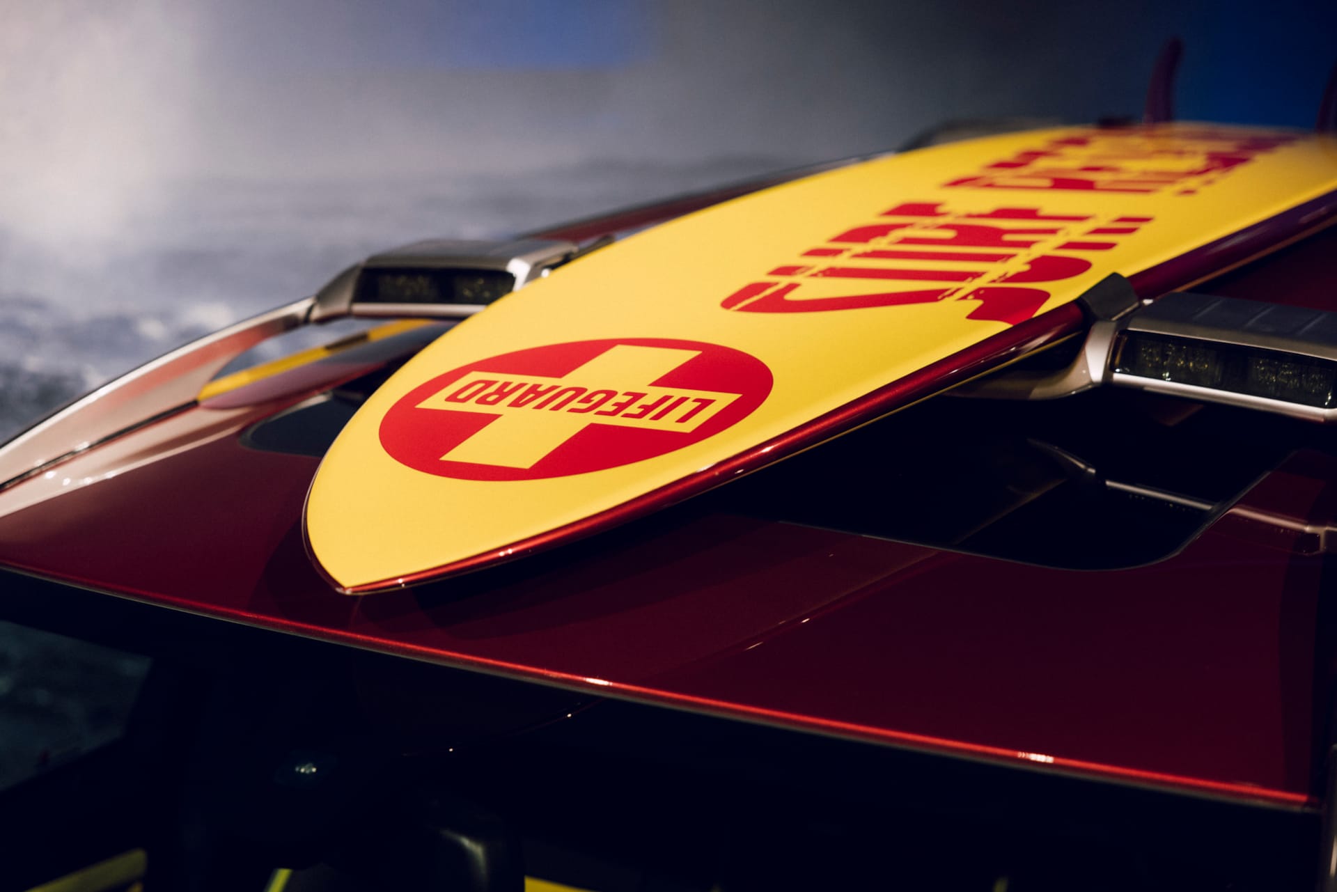 Surfbräda på ett uttryckningsfordon i utställningen ”In Case of Emergency” på World of Volvo i Göteborg. 