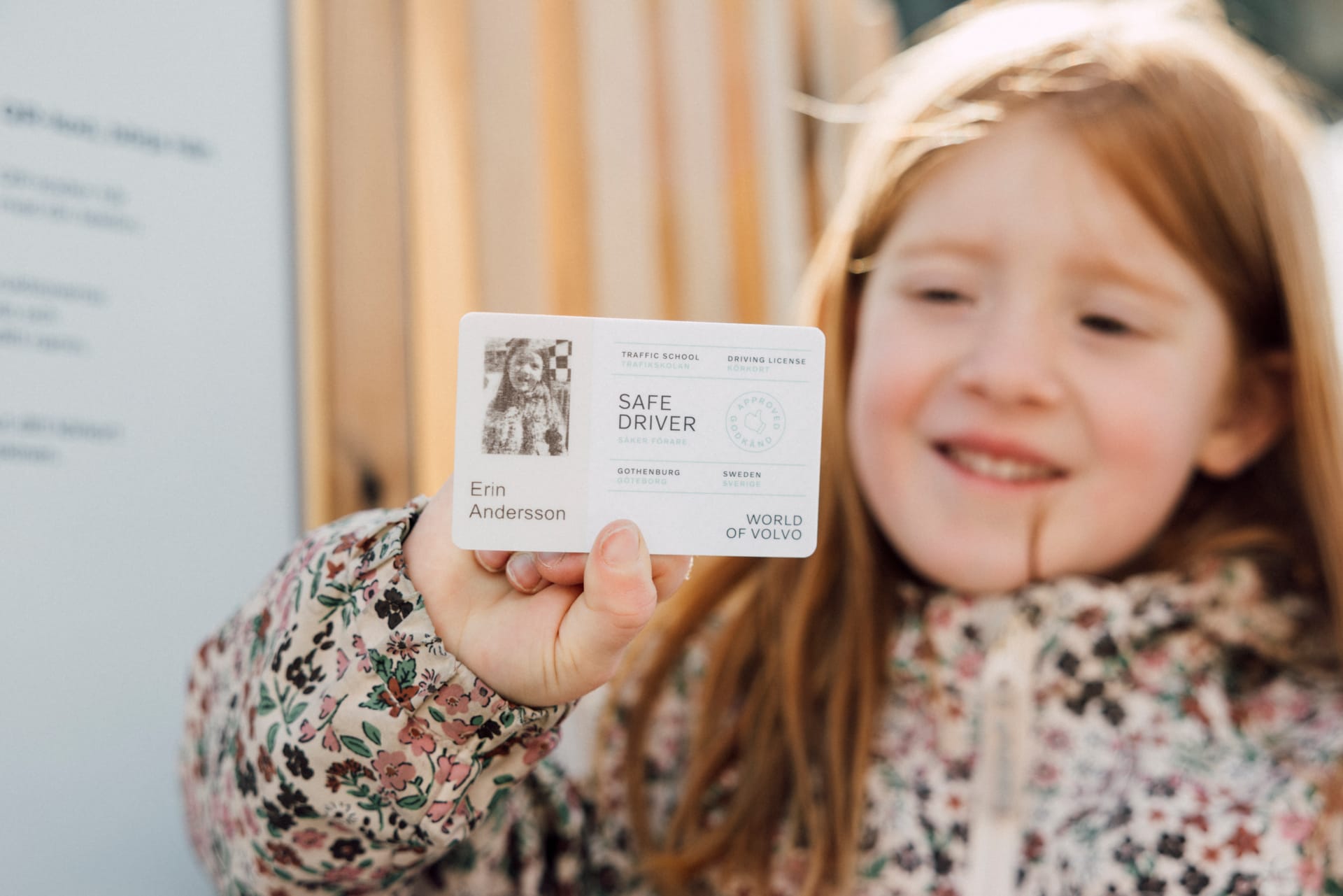 Barn med ett "barnkörkort" från Traffic School utomhusbana på World of Volvo i Göteborg.