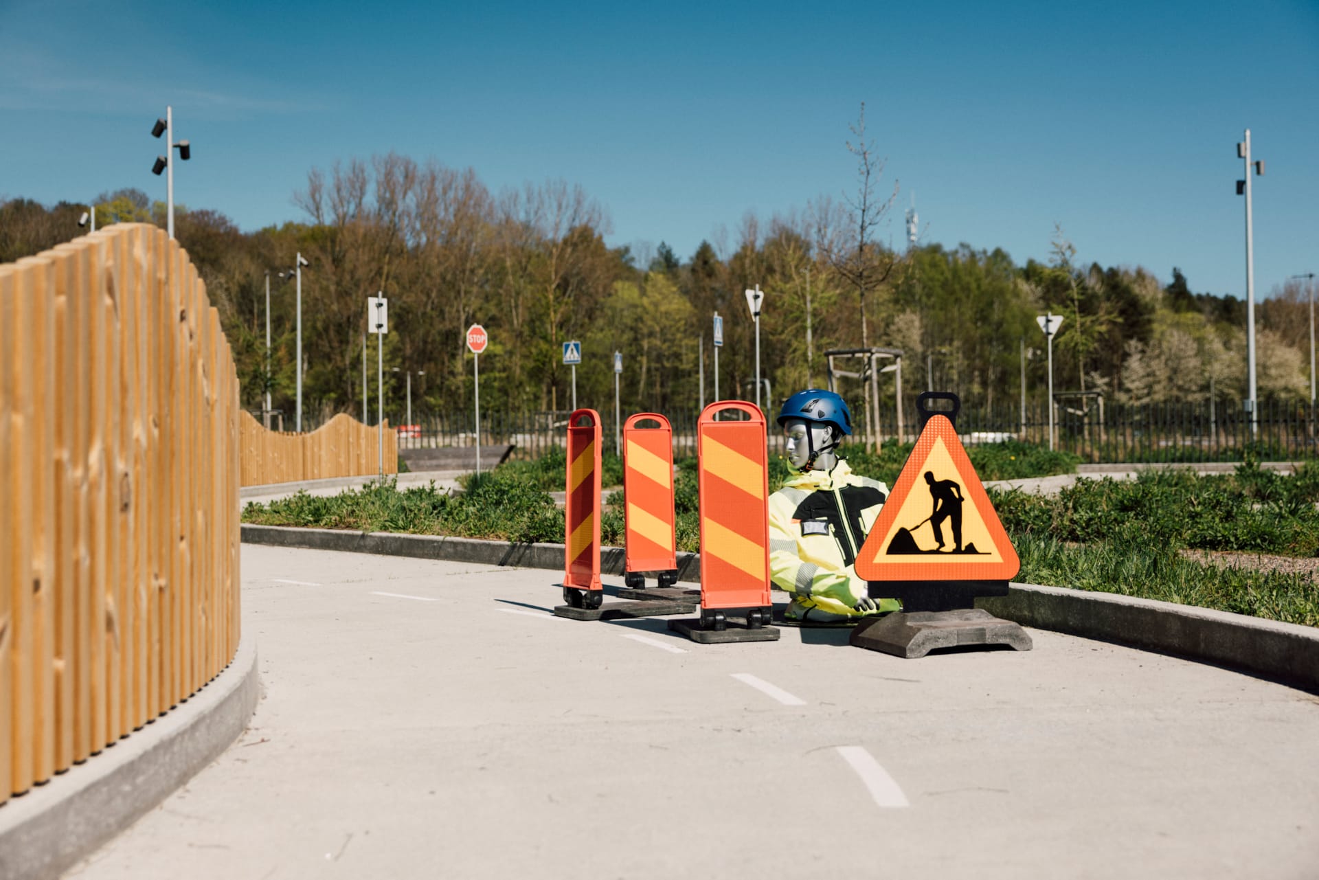Trafikskyltar i Traffic School utomhusbana hos World of Volvo i Göteborg.