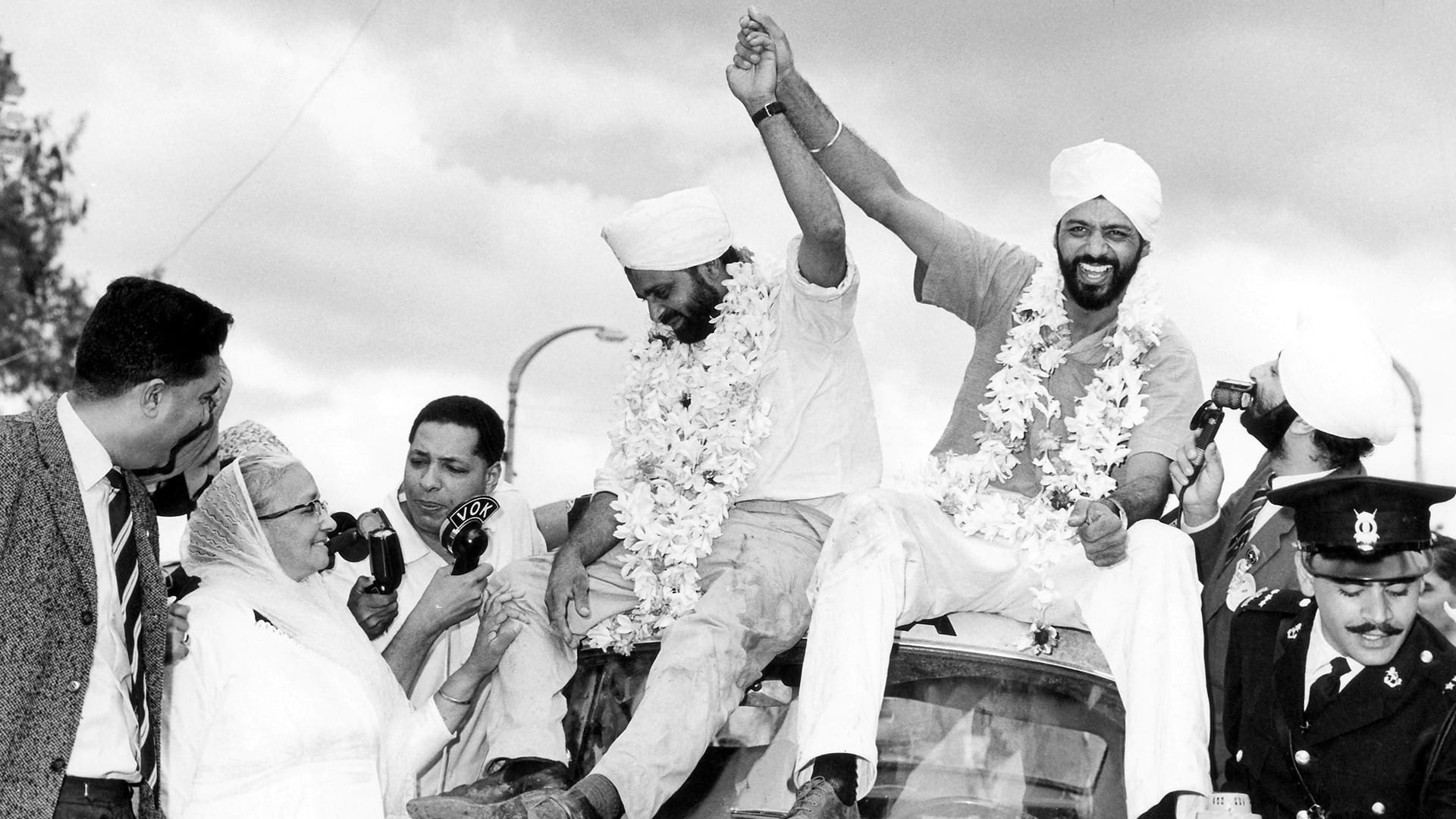 Historiskt foto på bröderna Singh bakom Volvos motorsportsatsning, visat i utställningen "Volvo in Motorsport" på World of Volvo.