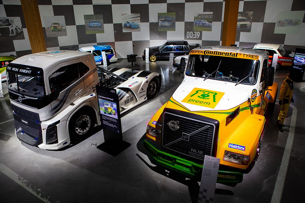 Volvo lastbilar i lastbilsracingsektionen av utställningen "Volvo in Motorsport" på World of Volvo i Göteborg.