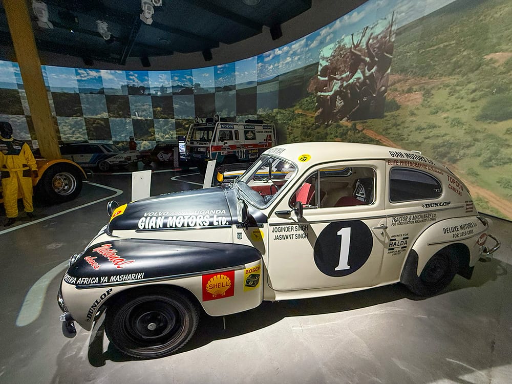 Volvo racingbil med sponsorloggor i utställningen "Volvo in Motorsport" på World of Volvo.