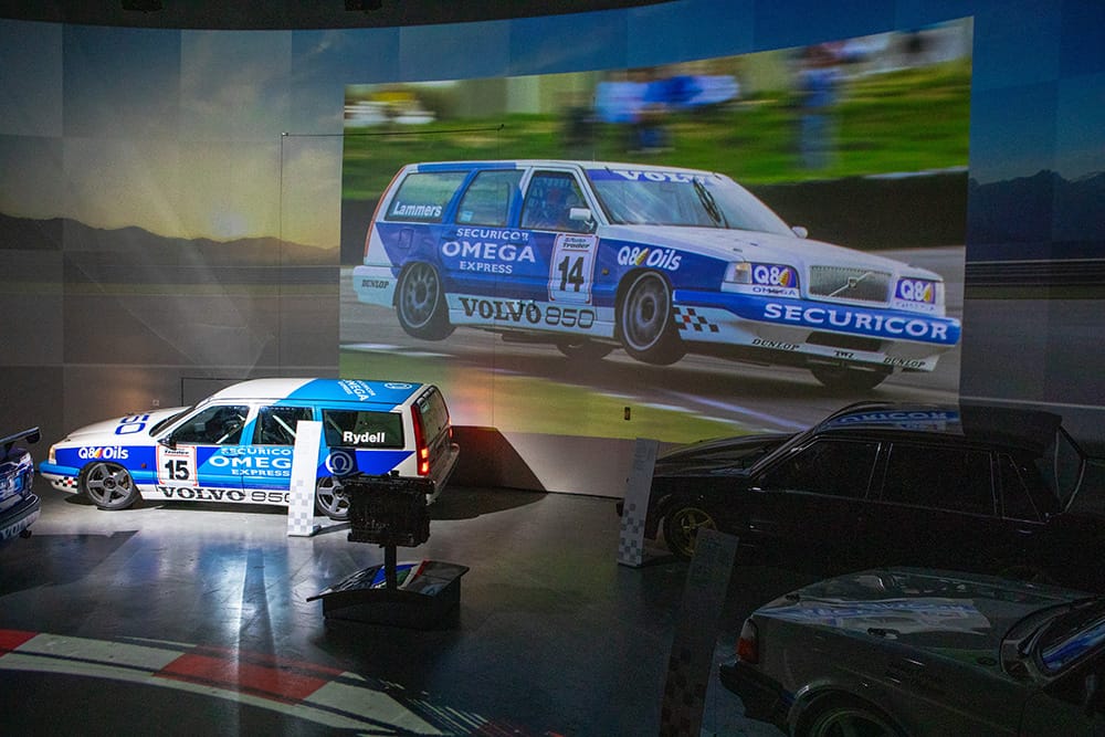 Volvo racingbil 850 i utställningen ”Volvo in Motorsport” på World of Volvo i Göteborg. 