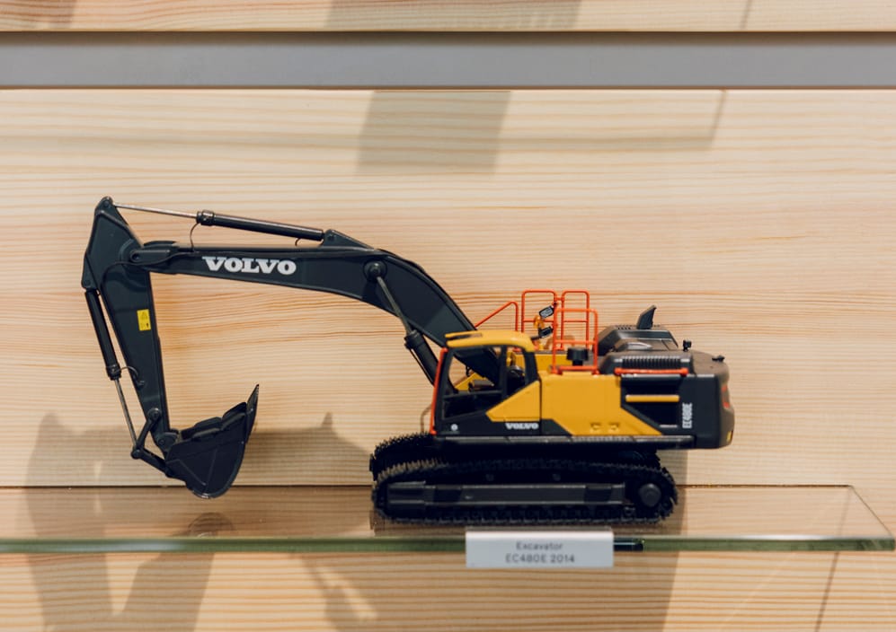 Scale model of excavator in the ”Volvo Models through the years” exhibition at World of Volvo in Gothenburg.