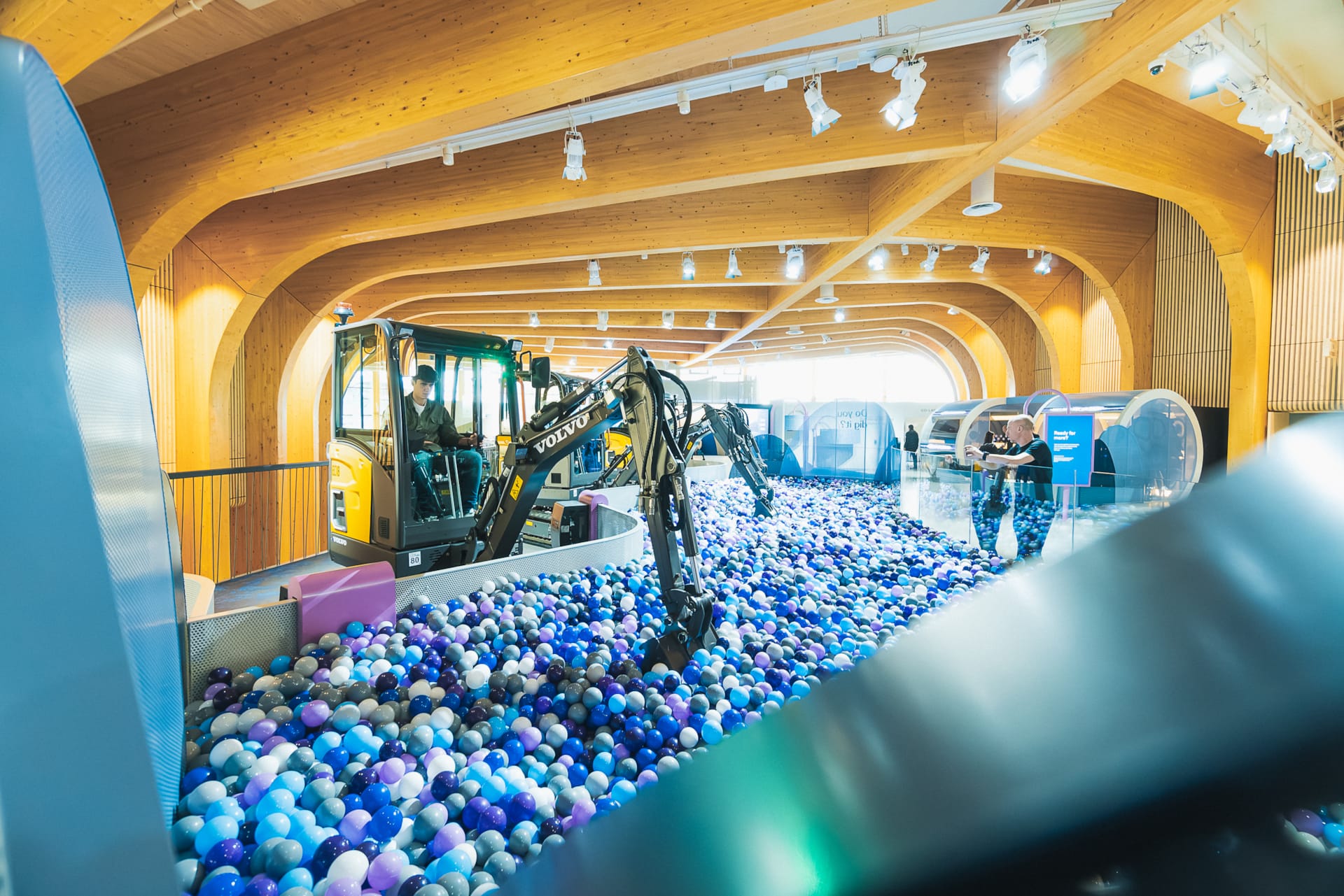 Besökare kör grävmaskin i ”World of Volvo Utställningen” på World of Volvo i Göteborg.